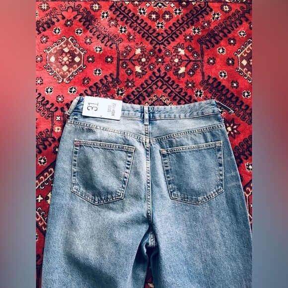 Urban Outfitters | NWT | distressed mom high rise jeans | size 31 - Picture 9 of 9